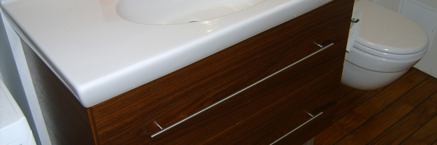 Teak spoonist valamukapp