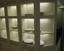 Tamme spoonist köögimööbli vitriinkapp LED valgustusega